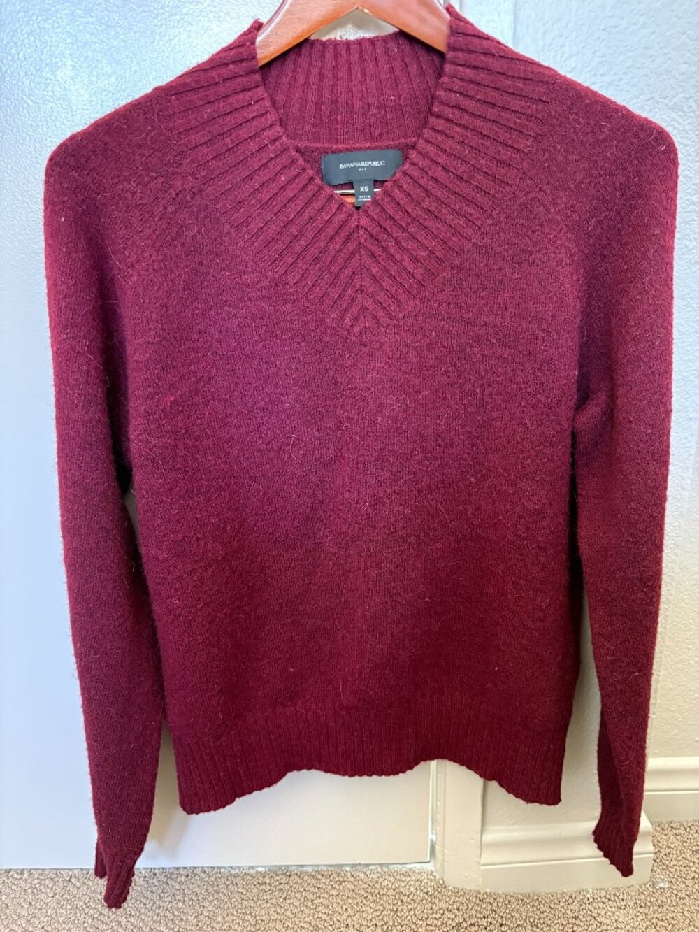 Banana Republic V‑Neck Ribbed Knit Sweater XS Burgundy